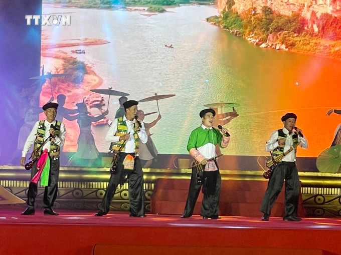 Một tiết mục văn nghệ tại Liên hoan Văn hóa các dân tộc lần thứ XX. Ảnh: Hoa Mai - TTXVN vna_potal_lien_hoan_van_hoa_cac_dan_toc_tinh_thanh_hoa_lan_thu_xx_7262425.jpg