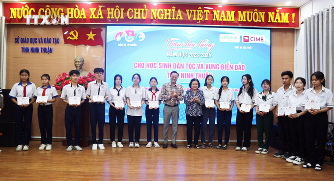 Bà Trương Mỹ Hoa, Chủ tịch Quỹ học bổng Vừ A Dính, Chủ nhiệm Câu lạc bộ “Vì Hoàng Sa - Trường Sa thân yêu”, trao học bổng cho các học sinh. Ảnh: Công Thử - TTXVN vna_potal_trao_hoc_bong_vu_a_dinh_va_cau_lac_bo_“vi_hoang_sa_-_truong_sa_than_yeu”_cho_hoc_sinh_tai_ninh_thuan___7369474.jpg