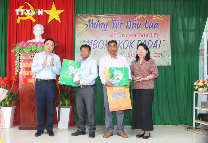 Phó Bí thư Tỉnh ủy Nguyễn Hoài Anh tặng quà cho các già làng, người uy tín tiêu biểu tại xã Phan Điền. Ảnh: Hồng Hiếu- TTXVN vna_potal_tham_chuc_tet_dau_lua_dong_bao_vung_cao_binh_thuan_7194175.jpg