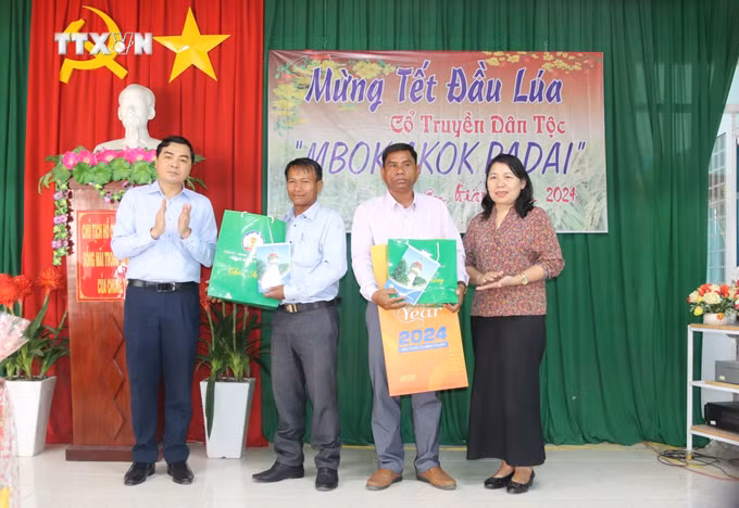 vna_potal_tham_chuc_tet_dau_lua_dong_bao_vung_cao_binh_thuan_7194175.jpg