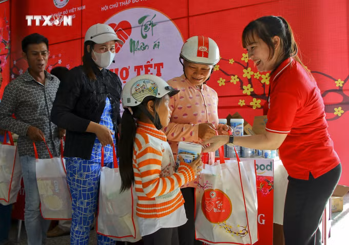 vna_potal_pho_chu_tich_thuong_truc_quoc_hoi_du_“tet_nhan_ai”_xuan_giap_thin_tai_hau_giang_7192372.jpg