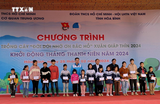Lãnh đạo tỉnh Hòa Bình trao tặng quà cho học sinh có hoàn cảnh khó khăn. Ảnh: Thanh Hải - TTXVN vna_potal_phat_dong_tet_trong_cay_“doi_doi_nho_on_bac_ho”_va_khoi_dong_thang_thanh_nien_nam_2024_7241617.jpg