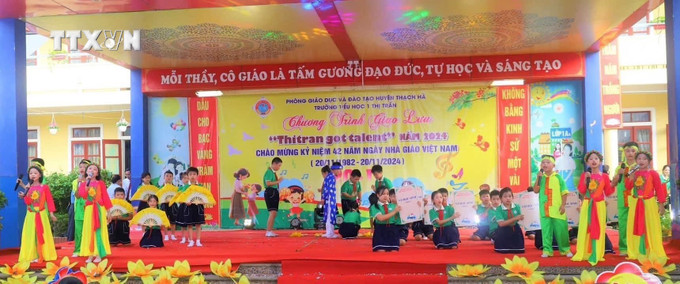 Học sinh trường Tiểu học 1 Thị trấn Thạch Hà (Thạch Hà, Hà Tĩnh) biểu diễn Dân ca Ví, Giặm tại Hội diễn văn nghệ chào mừng ngày 20/11. Ảnh: TTXVN phát vna_potal_ha_tinh_no_luc_bao_ton_di_san_dan_ca_vi_giam_trong_truong_hoc__7713516.jpg