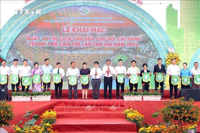 Ban tổ chức trao cờ lưu niệm cho các đơn vị tham gia các hoạt động trong Ngày hội Du lịch Văn hóa Chợ nổi Cái Răng thành phố Cần Thơ năm 2024. Ảnh: Trung Kiên - TTXVN vna_potal_ngay_hoi_du_lich_van_hoa_cho_noi_cai_rang_thanh_pho_can_tho_nam_2024_stand.jpg