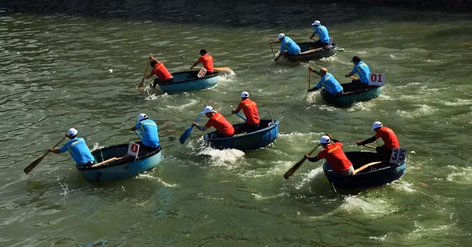 potal-soi-noi-le-hoi-dua-thuyen-truyen-thong-mung-dang-mung-xuan-at-ty-2025-7832883-1.jpg