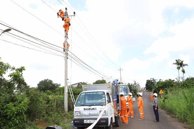 Công ty Điện lực Đắk Nông tổ chức diễn tập phòng chống thiên tai và tìm kiếm cứu nạn năm 2025 nhằm rèn luyện kỹ năng, nghiệp vụ xử lý sự cố trên hệ thống lưới điện. 01cp1.jpg