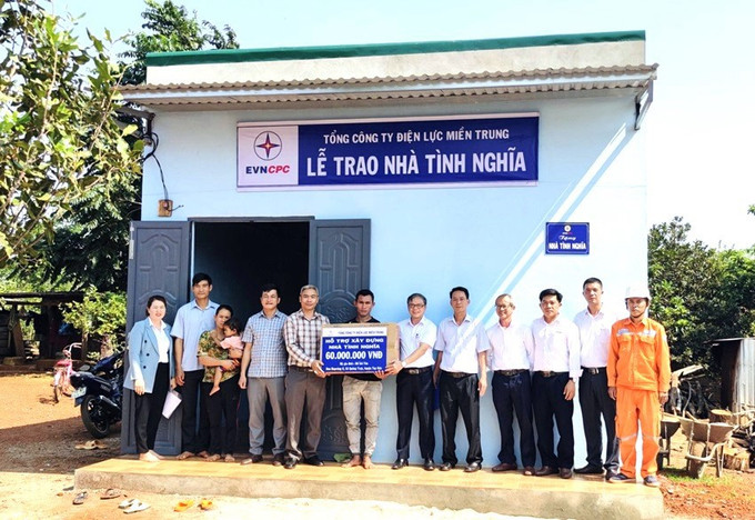Công ty Điện lực Đắk Nông trao nhà tình nghĩa cho các hộ nghèo trên địa bàn tỉnh 01.jpg