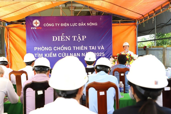 Ông Phạm Kim Tứ, Phó Giám đốc Công ty Điện lực Đắk Nông đánh giá rút kinh nghiệm buổi diễn tập 02.jpg