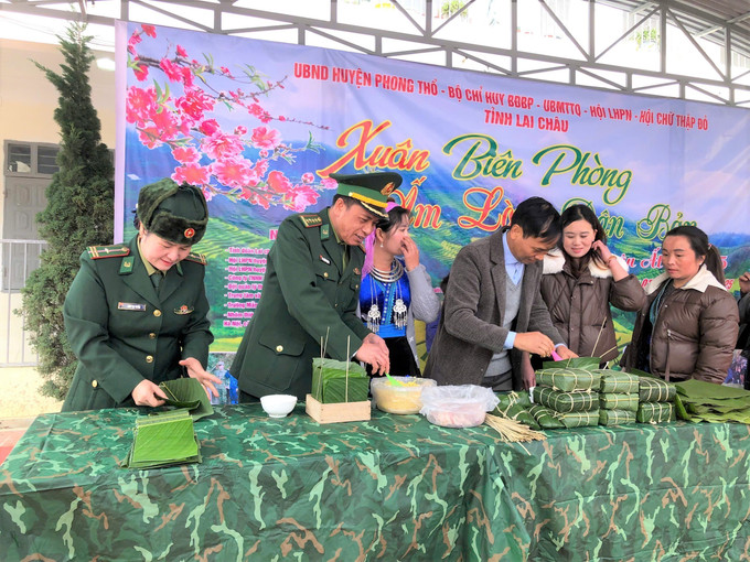 Cùng nhau gói bánh chưng tại Chương trình “Xuân Biên phòng ấm lòng dân bản” năm 2025. Ảnh: TTXVN phát potal-lai-chau-xuan-bien-phong-am-long-dan-ban-7785856.jpg