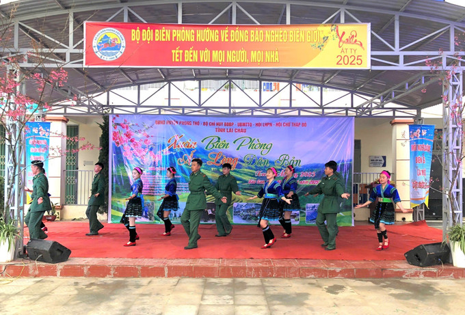 Một tiết mục văn nghệ tại Chương trình “Xuân Biên phòng ấm lòng dân bản” năm 2025. Ảnh: TTXVN phát potal-lai-chau-xuan-bien-phong-am-long-dan-ban-7785855.jpg