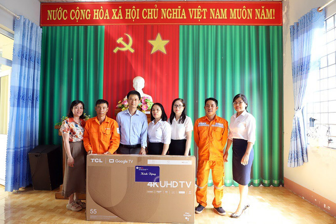 Công ty Điện lực Đắk Nông trao tăng ti vi cho các trường học vùng sâu vùng xa 03.jpg