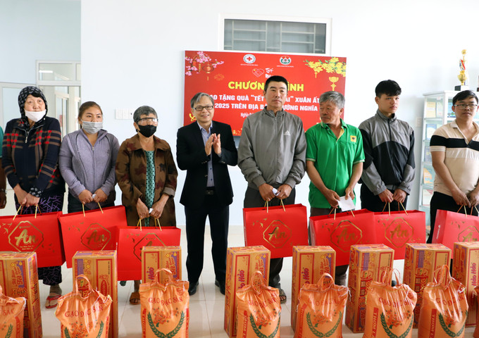 Công ty Điện lực Đắk Nông tặng quà các hộ dân có hoàn cảnh khó khăn 02.jpg