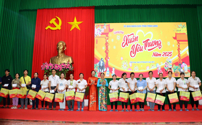 Lãnh đạo tỉnh Vĩnh Long trao quà Tết cho công nhân, người lao động. Ảnh: Lê Thúy Hằng – TTXVN. potal-vinh-long-cham-lo-tet-cho-tre-em-co-hoan-canh-dac-biet-va-cong-nhan-7821437.jpg