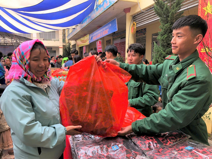 Cùng nhau gói bánh chưng tại Chương trình “Xuân Biên phòng ấm lòng dân bản” năm 2025. Ảnh: TTXVN phát potal-xuan-bien-phong-am-long-dan-ban-7785853.jpg