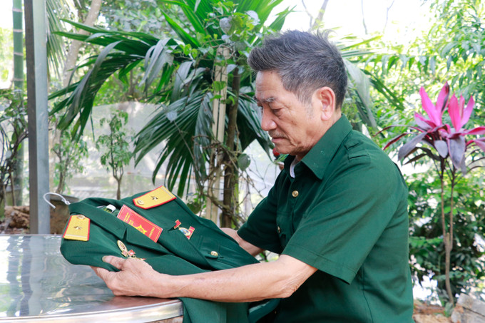 Cựu chiến binh Lương Khuyến Giang ở Tổ dân phố 6, thị trấn Yên Bình, huyện Yên Bình (Yên Bái) tự hào khi góp một phần vào Đại thắng mùa Xuân năm 1975. Ảnh: Tuấn Anh - TTXVN potal-50-nam-thong-nhat-dat-nuoc-ky-uc-hao-hung-ngay-thong-nhat-non-song-8006449.jpg