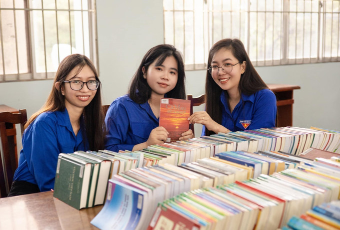 Chị Tô Thảo Đang, Phó Bí thư Chi đoàn Sở Khoa học và Công nghệ (bìa phải) luôn nhận thức sâu sắc truyền thống lịch sử vẻ vang của dân tộc ta luôn là “kim chỉ Nam” để tuổi trẻ hôm nay không ngừng học tập, trau dồi tri thức, kỹ năng, đạo đức và bản lĩnh chính trị để có thể góp sức mình vào sự nghiệp xây dựng và bảo vệ đất nước trong thời kỳ mới. Ảnh: TTXVN phát potal-50-nam-thong-nhat-dat-nuoc-ca-mau-tu-hao-truyen-thong-tiep-noi-tuong-lai-8005472.jpg