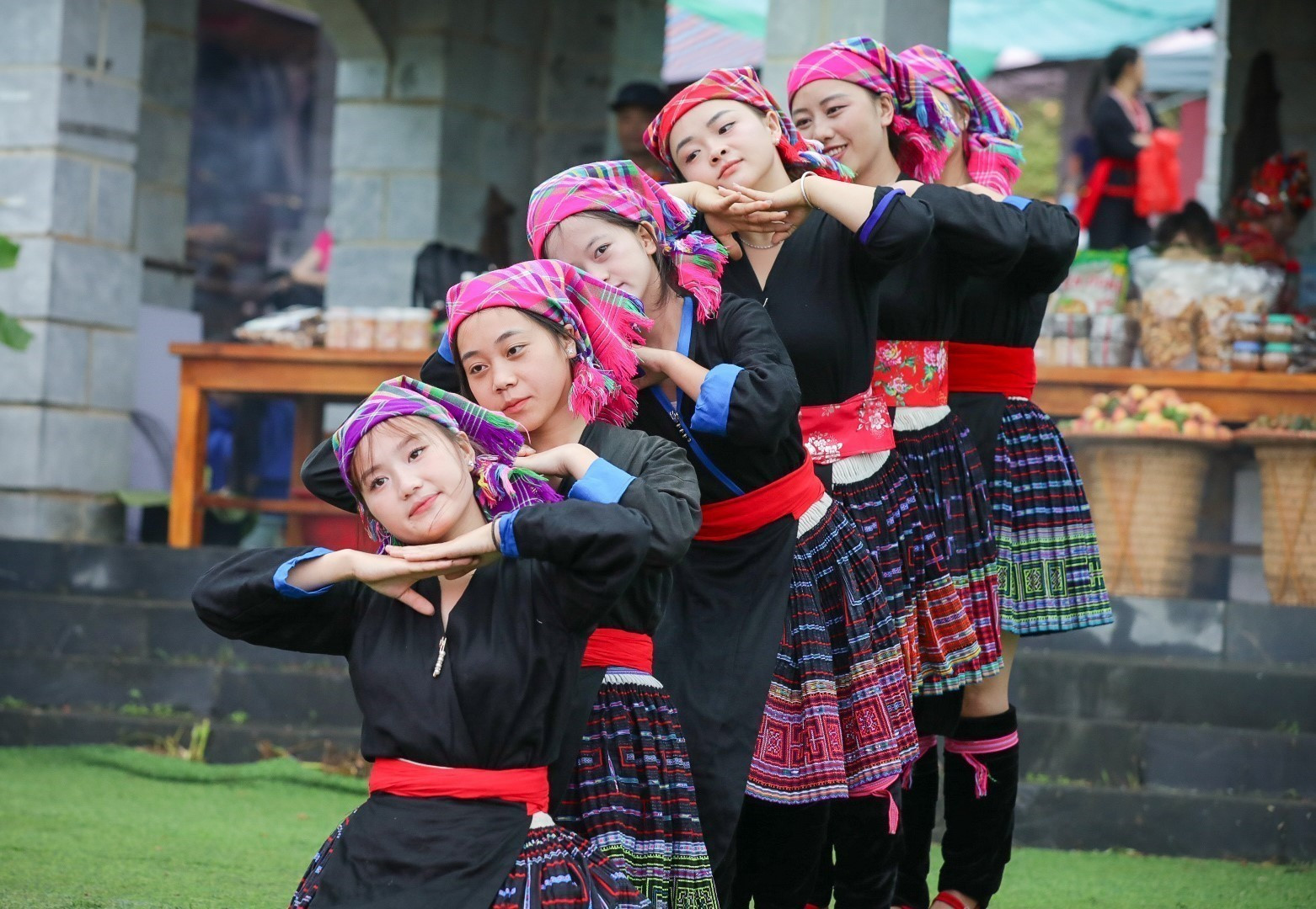 Điệu múa truyền thống của dân tộc Mông tỉnh Lai Châu. Ảnh: Khánh Hoà - TTXVN potal-tai-hien-le-gau-tao-cua-dan-toc-mong-va-cac-hoat-dong-tai-lang-van-hoa-du-lich-cac-dan-toc-viet-nam-8007880.jpg