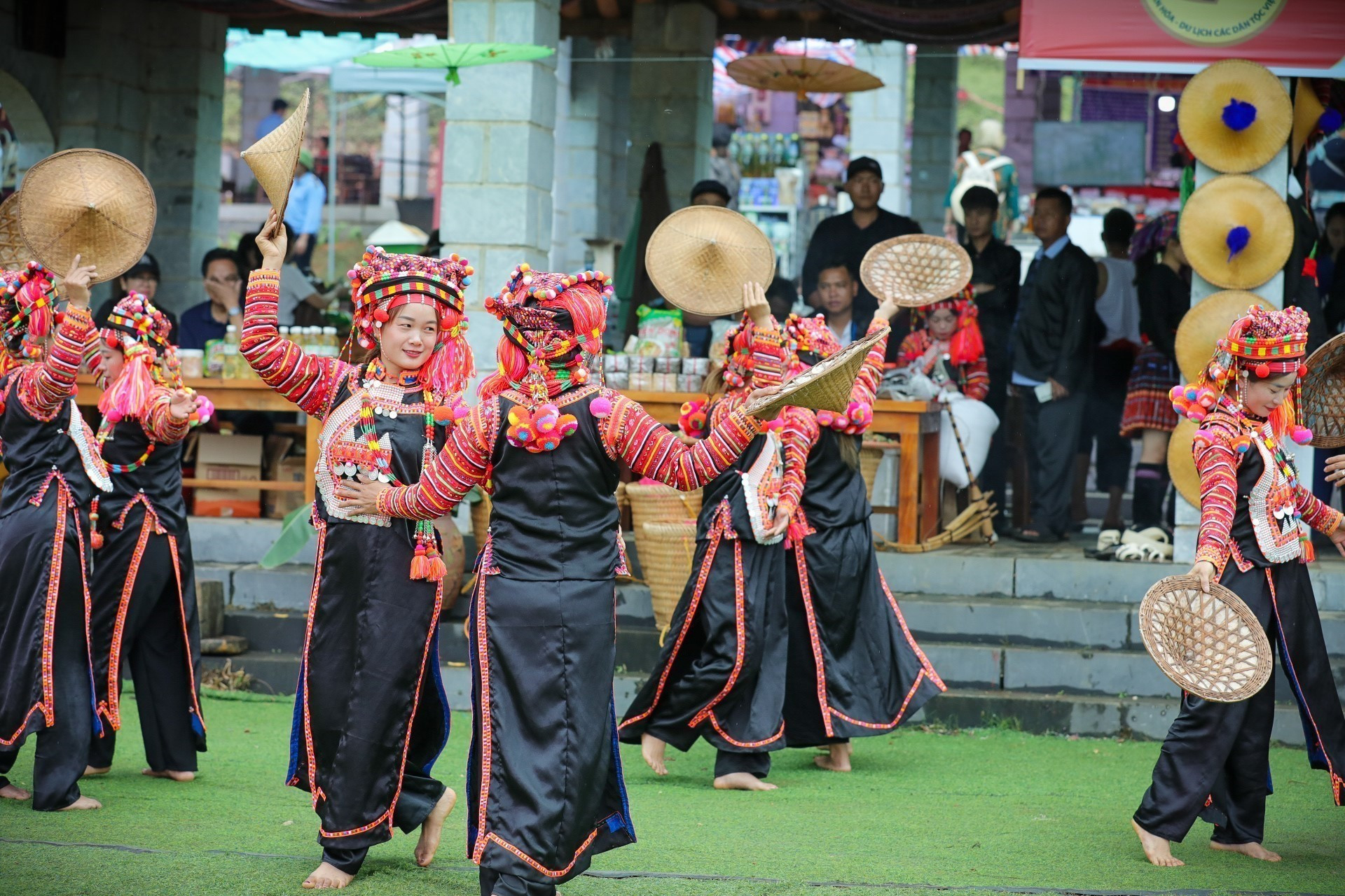 Điệu múa truyền thống của dân tộc Hà Nhì tỉnh Lai Châu. Ảnh: Khánh Hoà - TTXVN potal-tai-hien-le-gau-tao-cua-dan-toc-mong-va-cac-hoat-dong-tai-lang-van-hoa-du-lich-cac-dan-toc-viet-nam-8007871.jpg