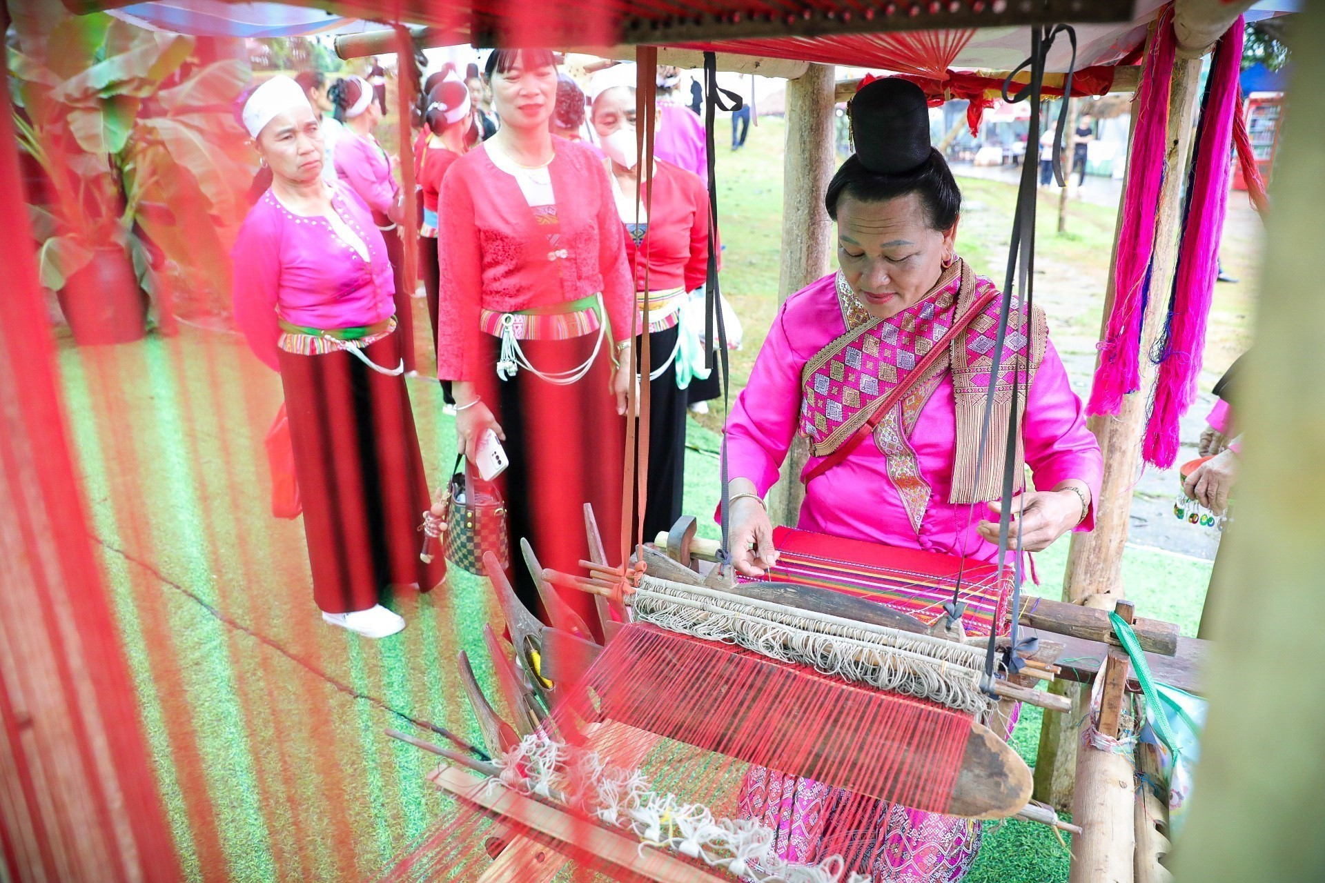 Dệt truyền thống của dân tộc Lào. Ảnh: Khánh Hoà - TTXVN Dệt truyền thống của dân tộc Lào. Ảnh: Khánh Hoà - TTXVN