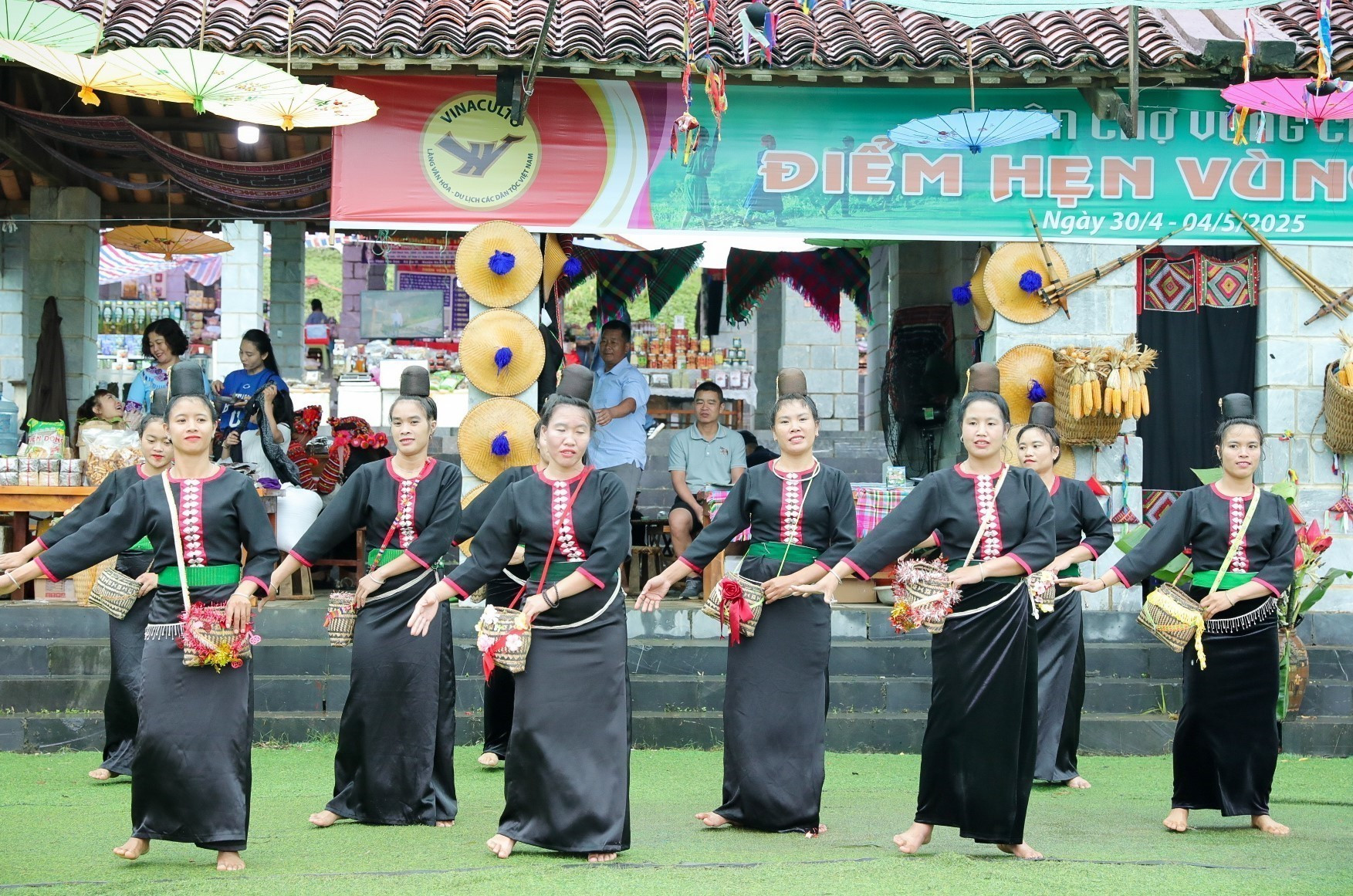 Điệu múa truyền thống của dân tộc Xinh Mun tỉnh Sơn La. Ảnh: Khánh Hoà - TTXVN potal-le-gau-tao-va-hoat-dong-van-hoa-cua-cac-dan-toc-duoc-tai-hien-tai-lang-van-hoa-8007878.jpg