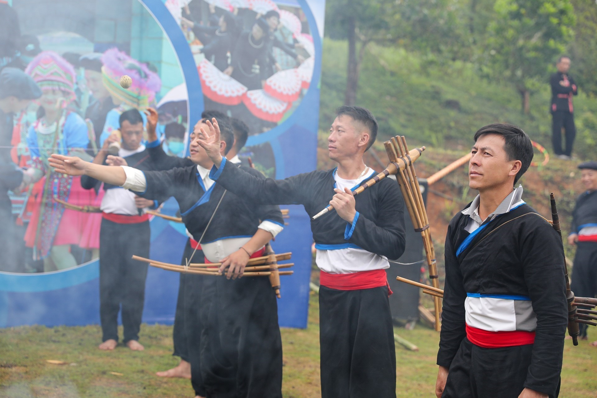 Phần hội cùng các trò chơi dân gian của dân tộc Mông tỉnh Lai Châu trong tái hiện Lễ Gầu tào. Ảnh: Khánh Hoà - TTXVN potal-le-gau-tao-va-hoat-dong-van-hoa-cua-cac-dan-toc-duoc-tai-hien-tai-lang-van-hoa-8007883.jpg