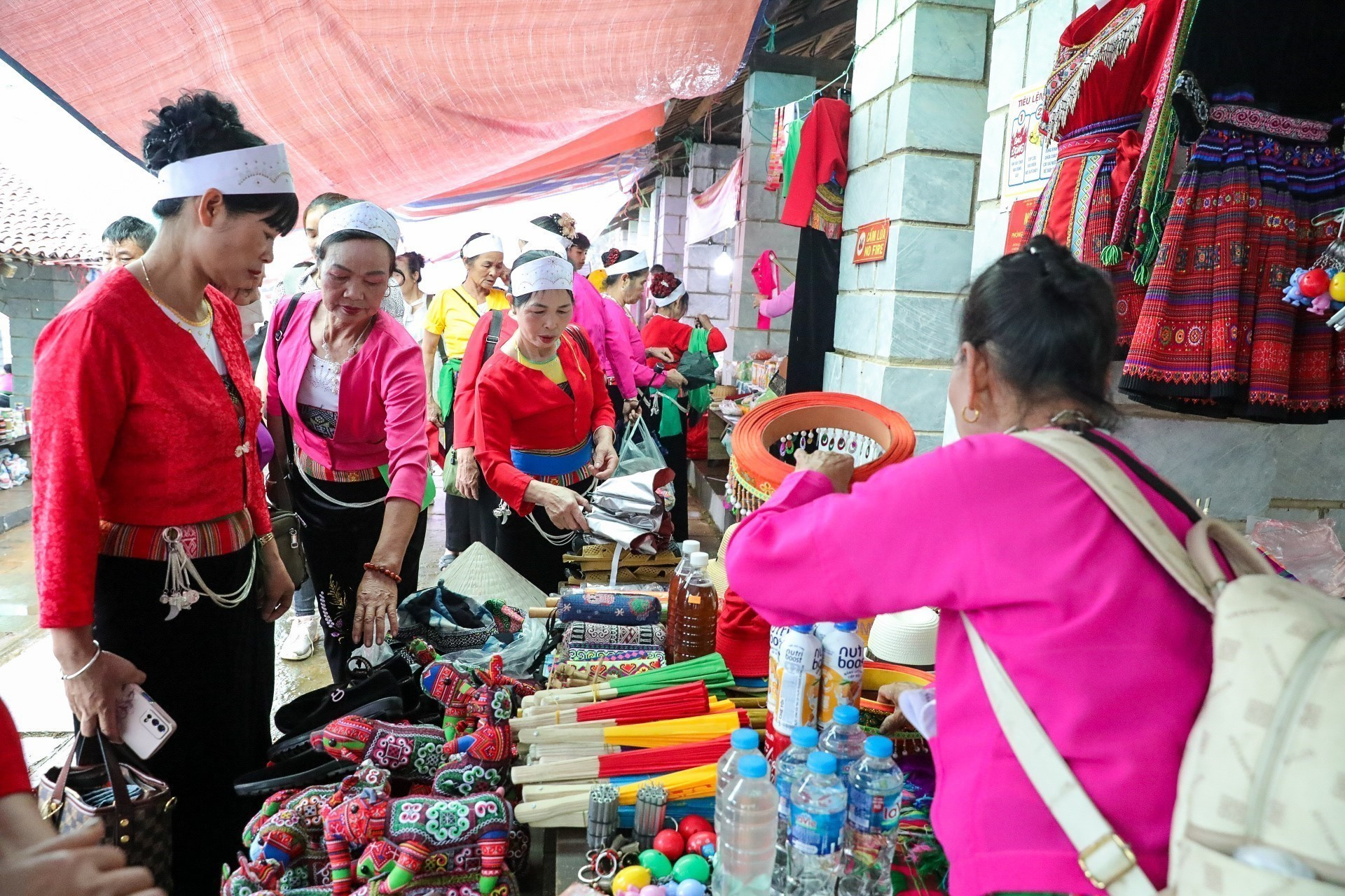 Chợ phiên vùng cao với các sản vật đặc trưng địa phương thu hút đông người dân và du khách đến mua sắm và vui chơi. Ảnh: Khánh Hoà - TTXVN potal-le-gau-tao-va-hoat-dong-van-hoa-cua-cac-dan-toc-duoc-tai-hien-tai-lang-van-hoa-8007870.jpg
