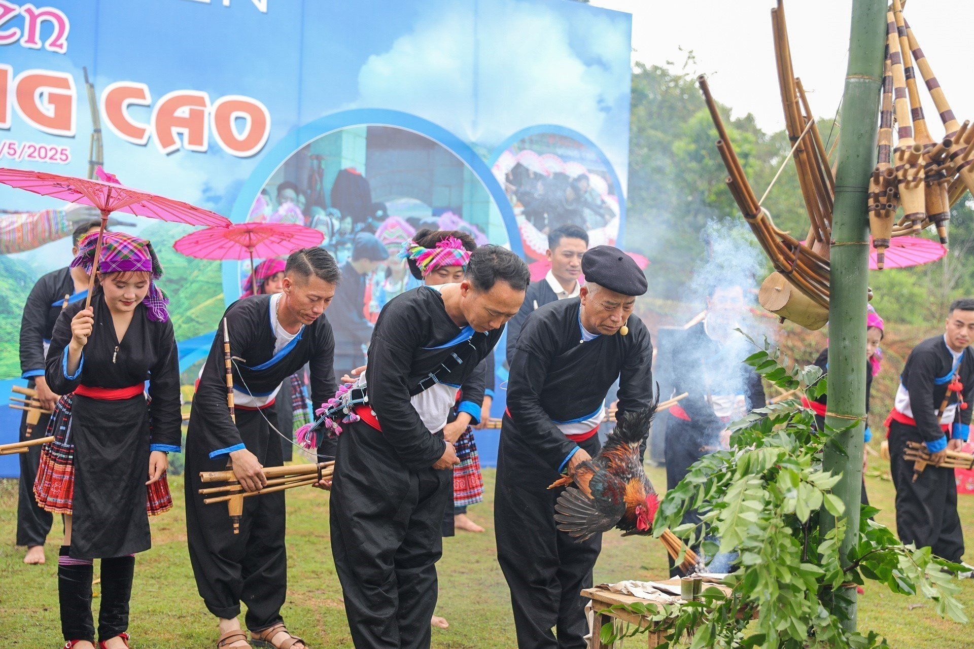 Tái hiện Lễ Gầu tào của dân tộc Mông tỉnh Lai Châu. Ảnh: Khánh Hoà - TTXVN potal-le-gau-tao-va-hoat-dong-van-hoa-cua-cac-dan-toc-duoc-tai-hien-tai-lang-van-hoa-8007881.jpg