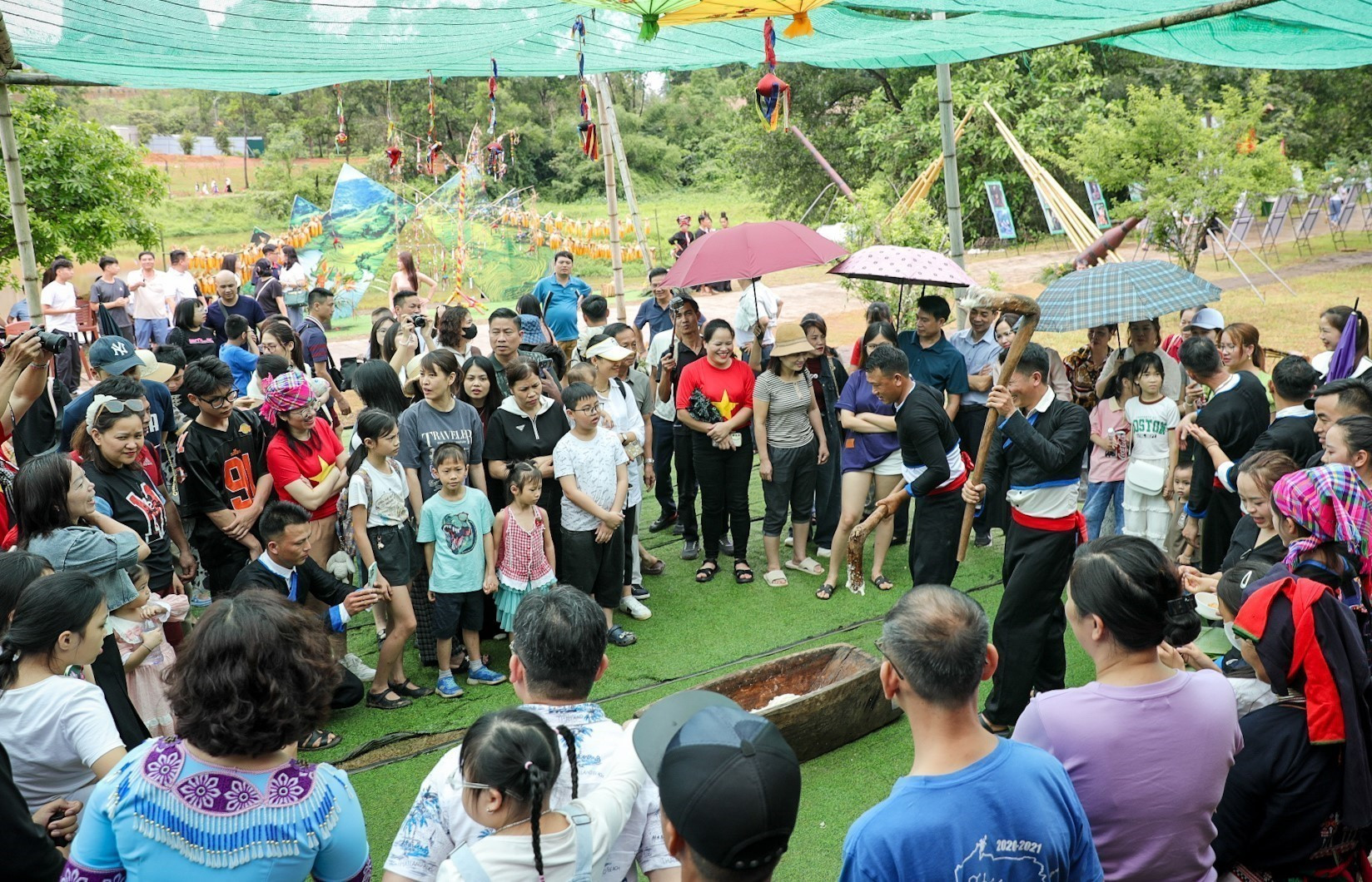 Các hoạt động văn hoá, nghệ thuật, sinh hoạt hàng ngày của đồng bào các dân tộc thu hút nhiều sự quan tâm của người dân và du khách. Ảnh: Khánh Hoà - TTXVN potal-le-gau-tao-va-cac-hoat-dong-van-hoa-dan-toc-mong-duoc-tai-hien-tai-lang-van-hoa-8007859.jpg
