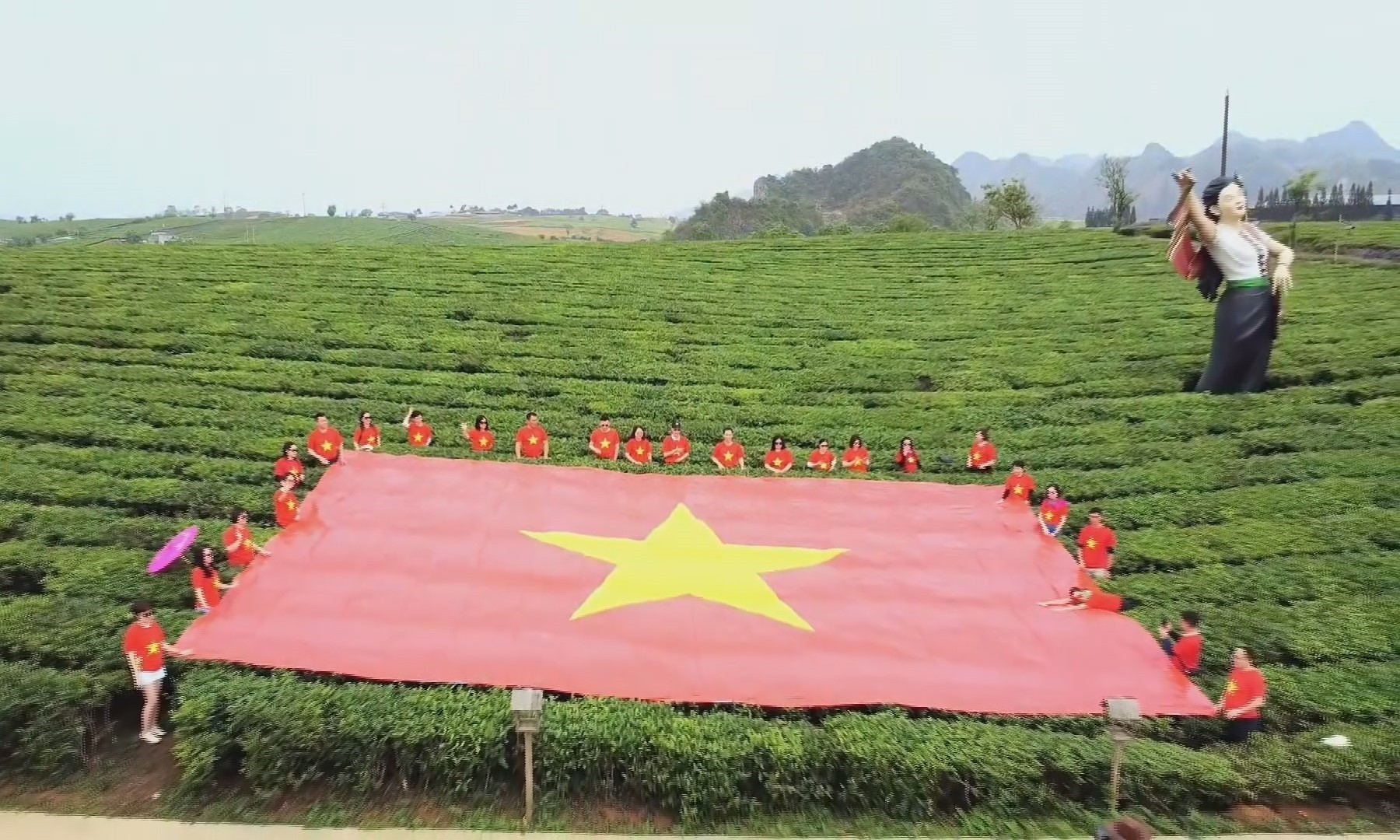 Du khách tham quan, chụp ảnh lưu niệm dịp nghỉ lễ tại cánh đồng chè ở cao nguyên Mộc Châu, tỉnh Sơn La. Ảnh: TTXVN phát. potal-son-la-moc-chau-uoc-don-khoang-52000-luot-du-khach-dip-nghi-le-8012089.jpg
