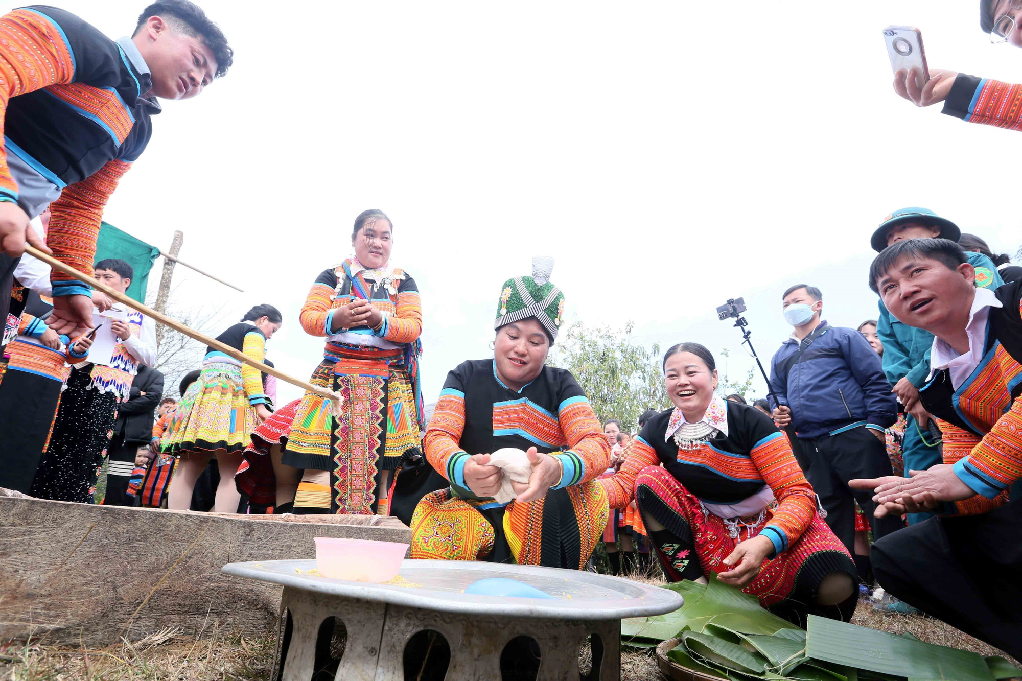 Thi làm bánh dày trong ngày Tết cổ truyền của Đồng bào dân tộc Mông ở xã Hua Nhàn, huyện Bắc Yên. Ảnh: Quang Quyết - TTXVN potal-dong-bao-dan-toc-mong-o-son-la-ron-rang-vui-xuan-don-tet-7792742.jpg