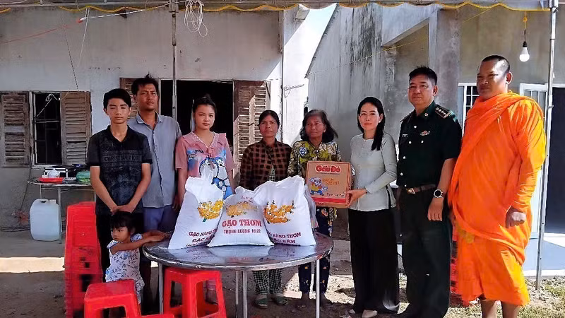 Mang 'Tết ấm' đến với đồng bào và chiến sĩ dân tộc Khmer