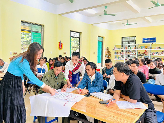 Chị Nguyễn Thị Mỹ Duyên hỗ trợ bà con tại xã Trường Sơn trang bị những kiến thức, kỹ năng phòng, chống thiên tai. ttt-3.jpg