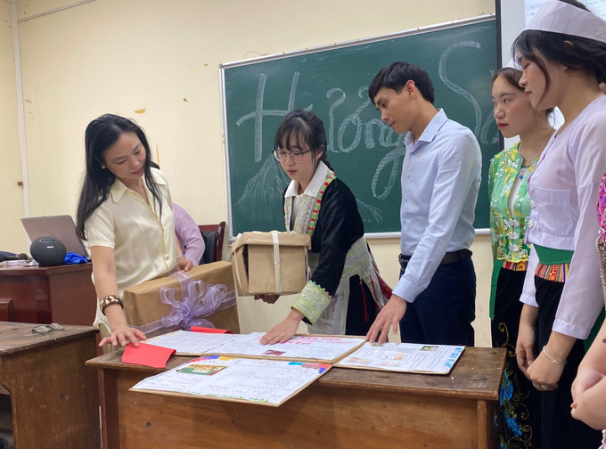 Thúy tích cực tham gia nhiều chương trình, hoạt động vì đồng bào dân tộc thiểu số. ptt5.jpg