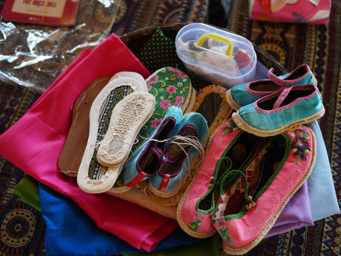 Những đôi giày tinh xảo được hoàn thiện bởi bàn tay khéo léo của người Giáy.