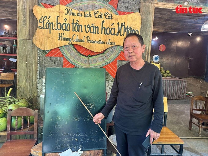 Ông Giàng Seo Gà, 66 tuổi, nghệ nhân ưu tú của người Mông, nhiều năm cần mẫn truyền dạy văn hoá H'Mông cho các em nhỏ tại bản Cát Cát. lophoc-6.jpg