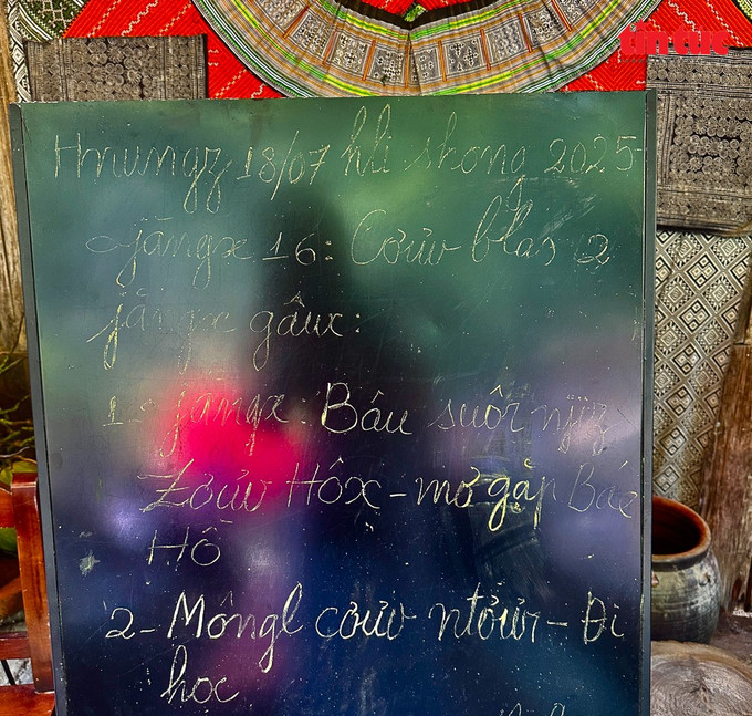 Tấm bảng nhỏ chắp cánh con chữ cho trẻ em vùng cao. lophoc-3.jpg