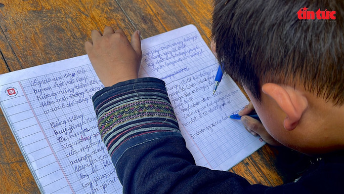 Các em nhỏ say sưa luyện viết chữ Mông trong lớp học. lophoc-12.jpg