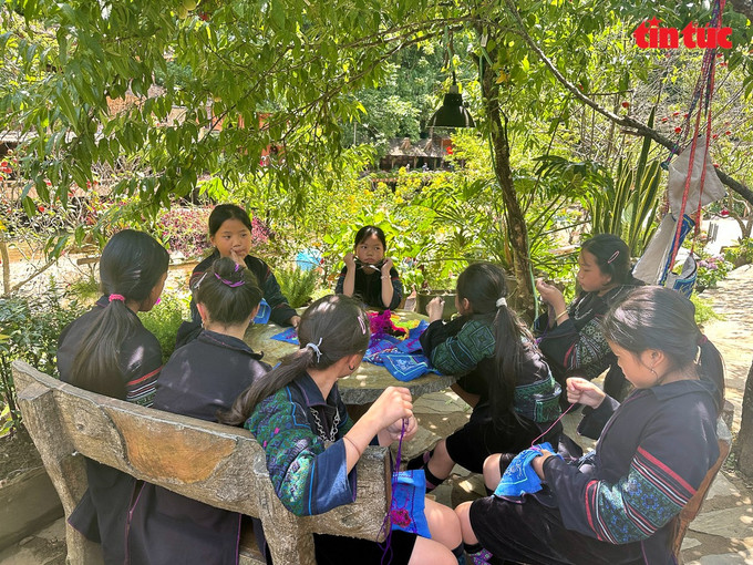 Các em nhỏ say sưa tập thêu tranh lưu niệm, gìn giữ nét đẹp văn hóa truyền thống. lophoc-14.jpg