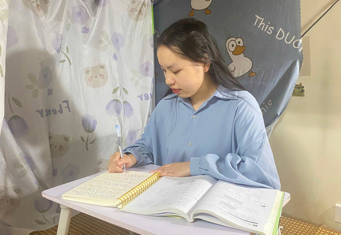 Sau mỗi tiết học trên giảng đường, Phương chăm chỉ rèn luyện kỹ năng viết lách, trau dồi kiến thức làm báo. stp3.jpg