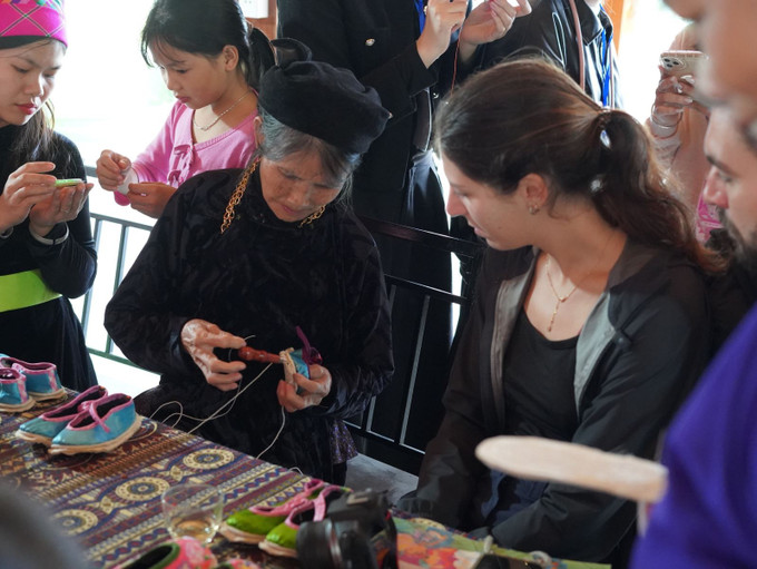 Nghề làm giày truyền thống của người Giáy đang đối diện với nhiều thách thức khi số lượng nghệ nhân nắm giữ bí quyết nghề hiện chỉ còn lại một phần ba so với trước đây.