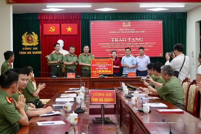 Công an Hà Nội trao tặng 3 tỷ đồng cho tỉnh Hà Giang xóa nhà tạm, nhà dột nát. th3.jpg