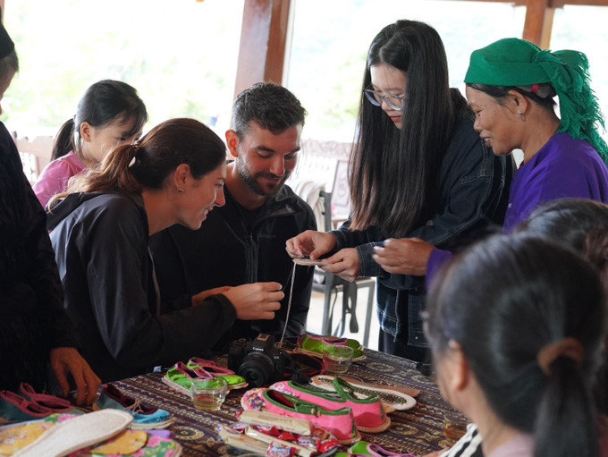 Trải nghiệm làm giày thủ công cùng người Giáy tại thôn Lài Cò, xã Đồng Văn, tỉnh Tuyên Quang.