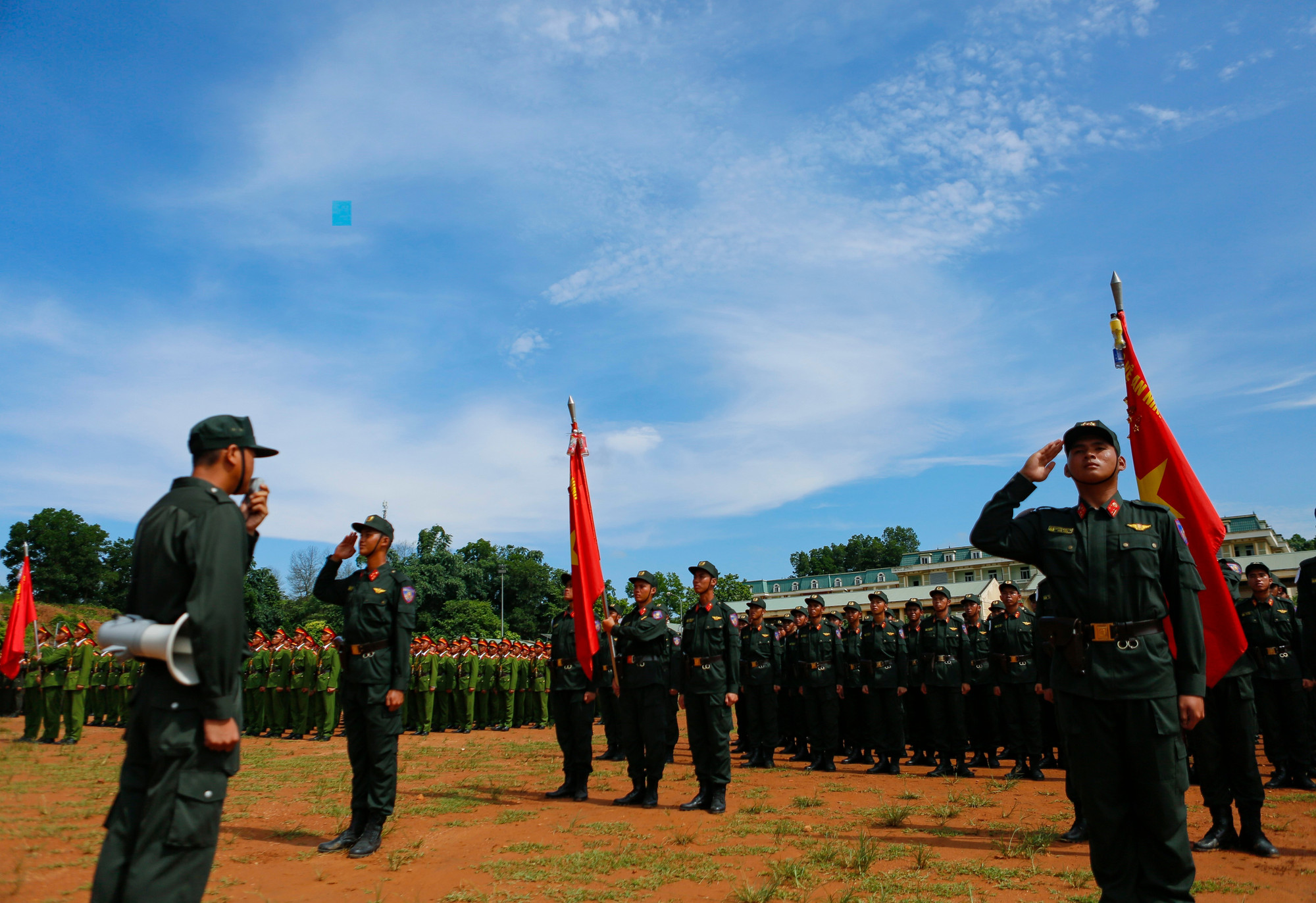 Dù không di chuyển, nhưng để giữ tư thế trang nghiêm, ngay hàng thẳng lối trong thời gian dài đòi hỏi mỗi cán bộ, chiến sĩ khối đứng phải làm chủ hoàn toàn cơ thể, từ tay, chân đến khuôn mặt, ánh mắt. lao-cai7-030825.jpg