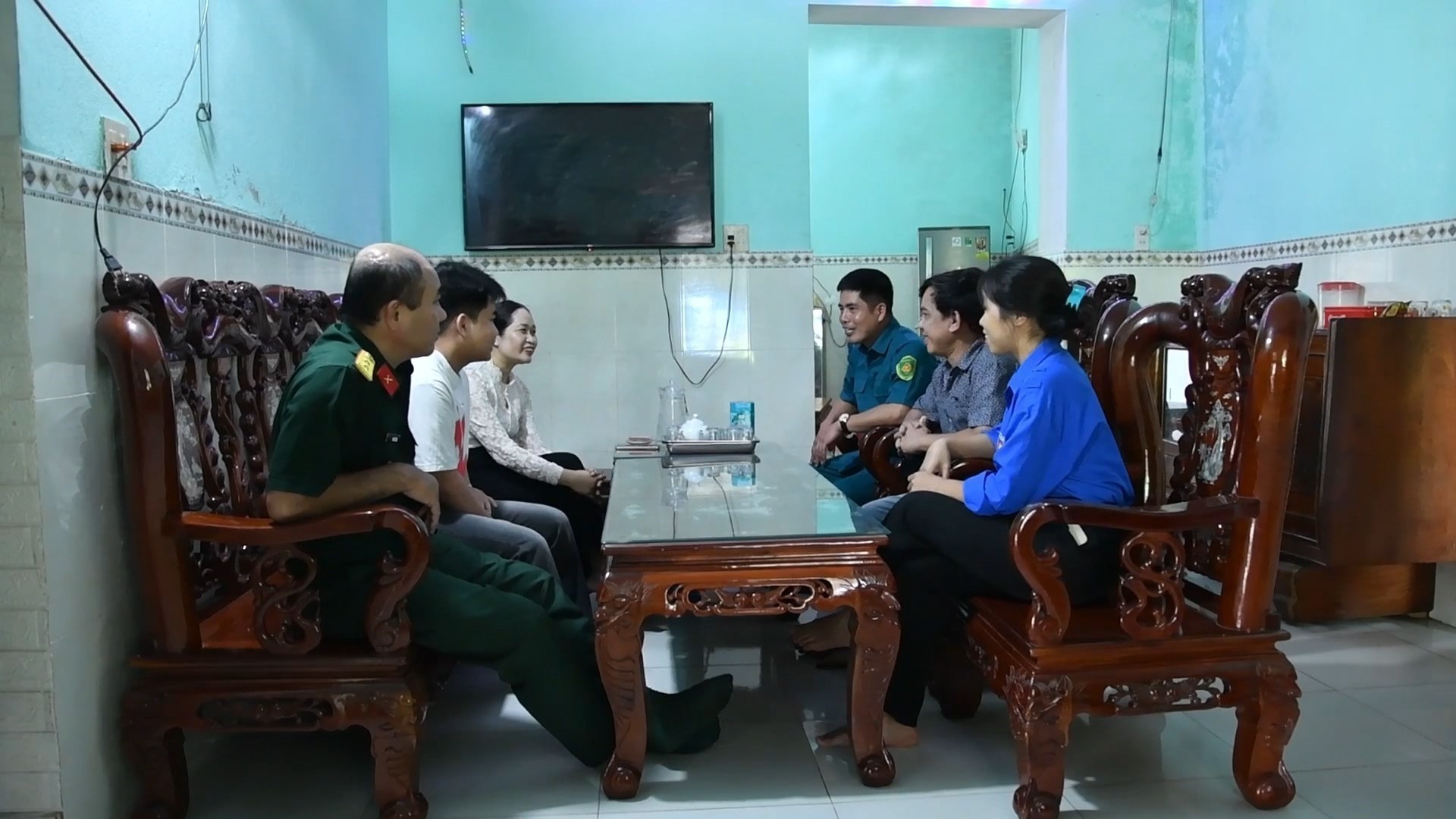 Ban Chỉ huy quân sự xã phối hợp với chính quyền địa phương đến nhà tuyên truyền, vận động thanh niên lên đường nhập ngũ. gia-lai-131025.jpg