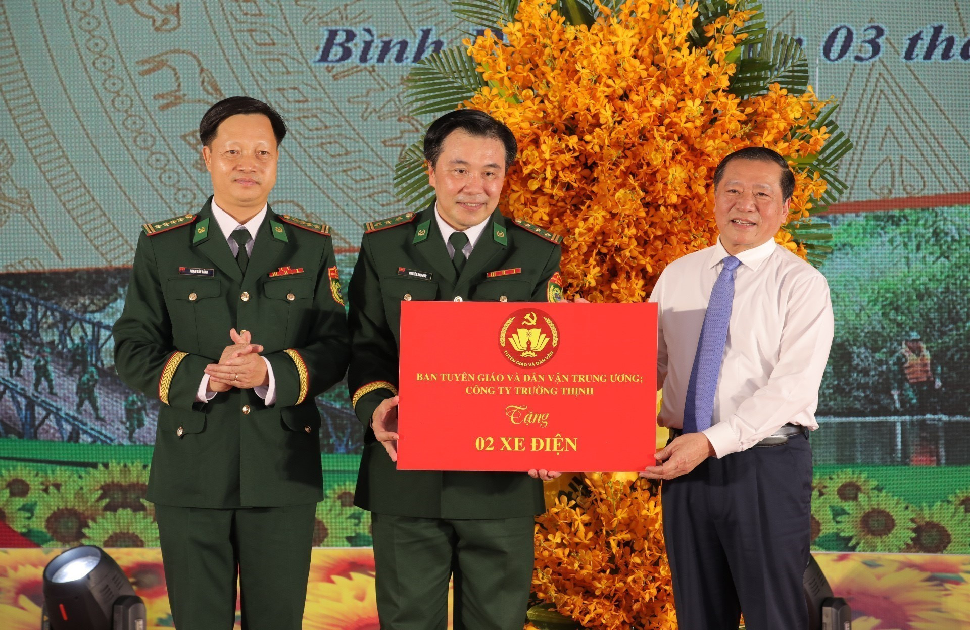Phó Trưởng ban Thường trực Ban Tuyên giáo và Dân vận Trung ương Lại Xuân Môn tặng 2 xe điện cho cán bộ, chiến sĩ Bộ đội Biên phòng Bình Phước. Ảnh: Đậu Tất Thành/TTXVN Phó Trưởng ban Thường trực Ban Tuyên giáo và Dân vận Trung ương Lại Xuân Môn tặng 2 xe điện cho cán bộ, chiến sĩ Bộ đội Biên phòng Bình Phước. Ảnh: Đậu Tất Thành/TTXVN