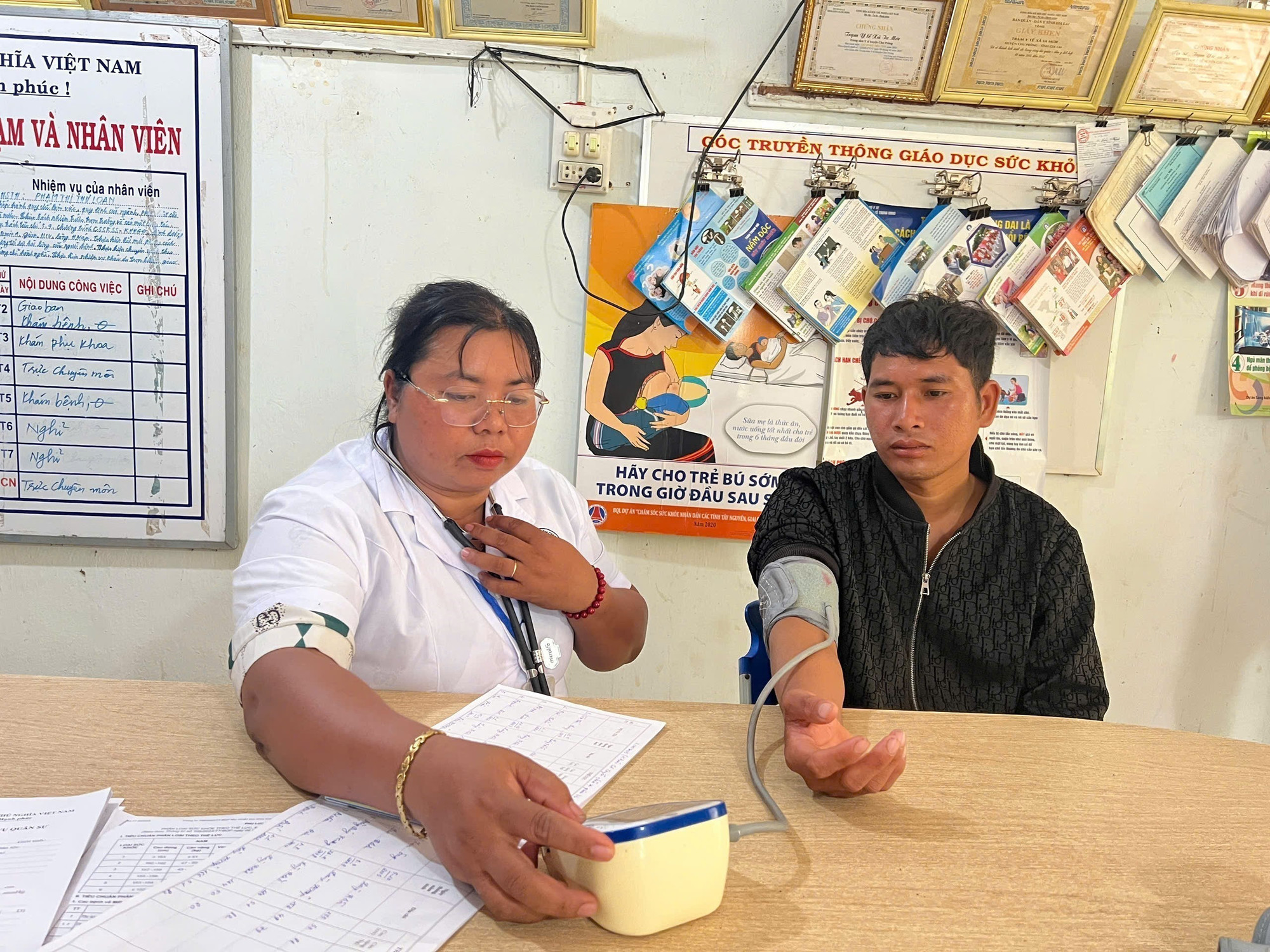 Công tác sơ tuyển sức khỏe cho thanh niên tình nguyện nhập ngũ được triển khai chặt chẽ, đúng quy định. gia-lai3-131025.jpg