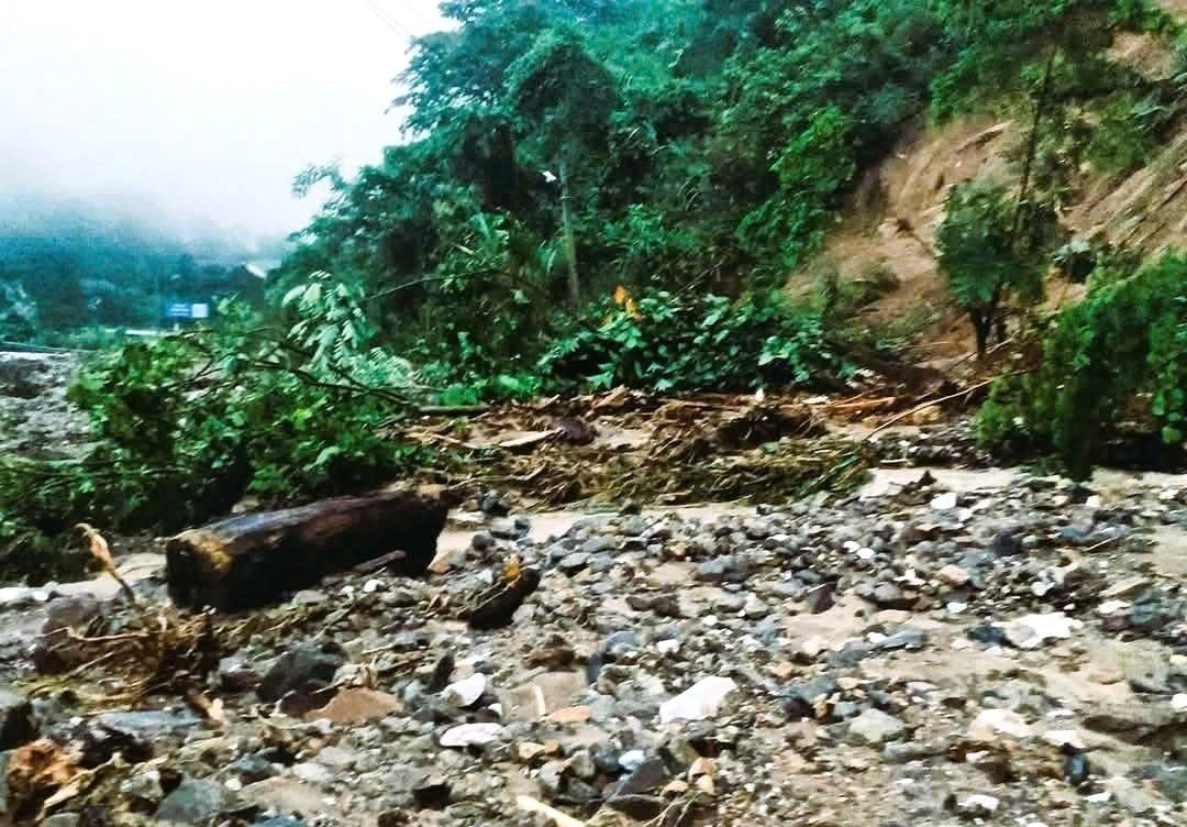 Sau trận mưa lớn trong đêm 29, rạng sáng 30/5, xuất hiện nhiều điểm sạt lở xảy ra trên các tuyến quốc lộ ở các huyện miền núi phía Tây Nghệ An. Ảnh: TTXVN phát nghe-an5-300525.jpg