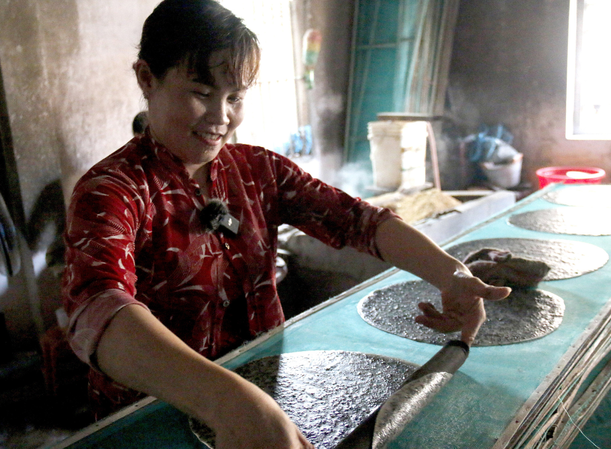 Sản xuất bánh tráng tại Làng nghề bánh tráng Phú Long, phường Hàm Thắng (Lâm Đồng). phu-long-230825.jpg