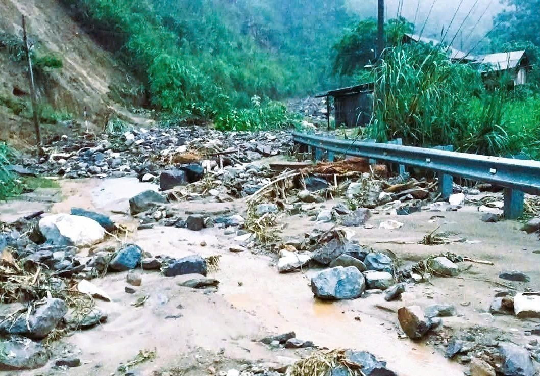 Lượng lớn đất đá, cây rừng đổ xuống gây tắc đường trên quốc lộ 16 tại km304 +600. Ảnh: TTXVN phát nghe-an6-300525.jpg