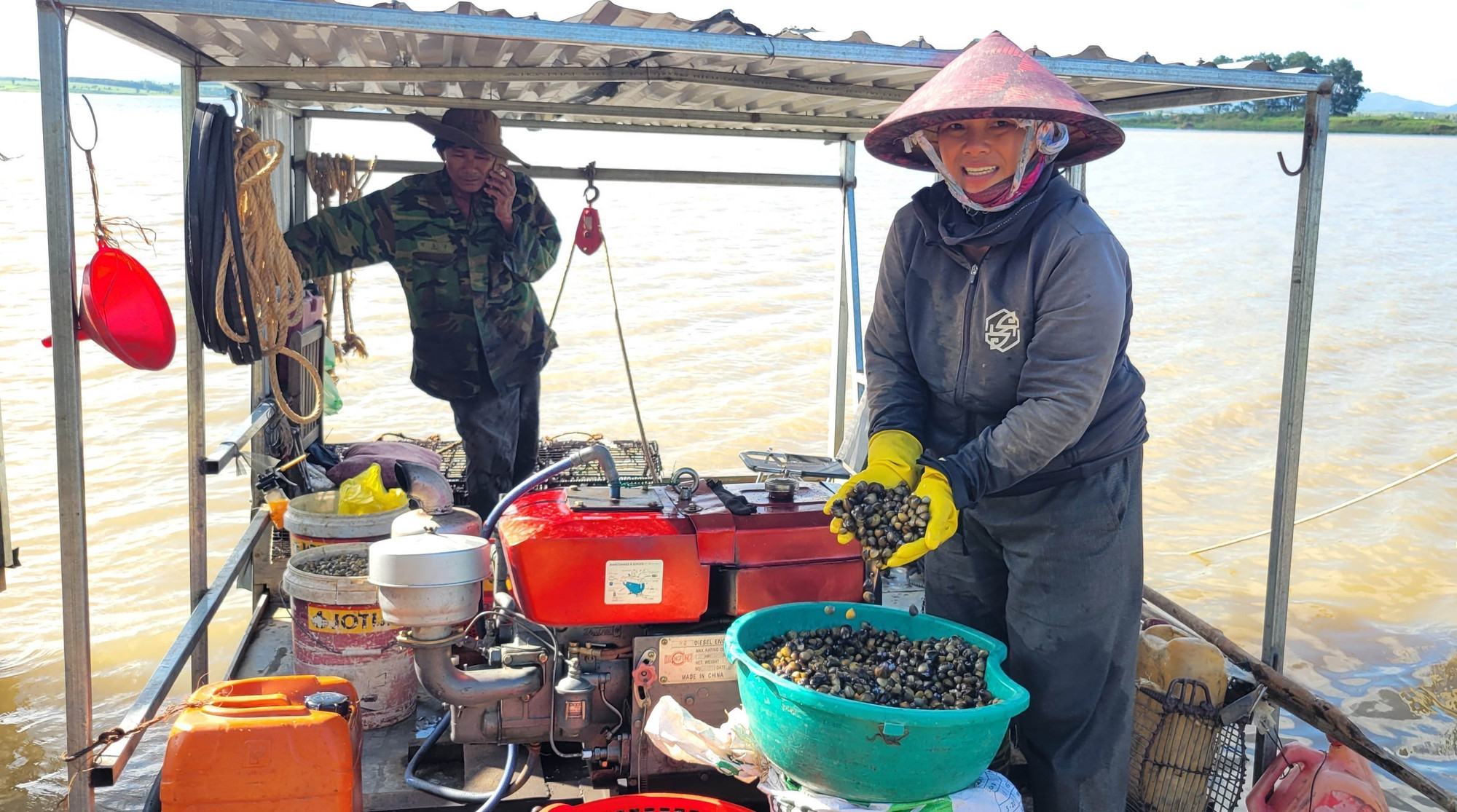Hến được người dân khai thác trên lòng hồ thuỷ điện An Khê - Kanak, tỉnh Gia Lai. Ảnh: Hoài Nam/TTXVN hen-260925.jpg